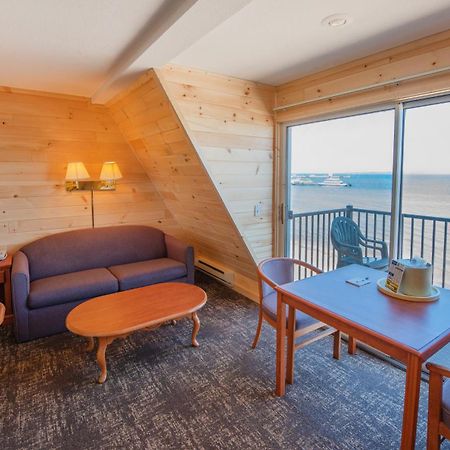 Quality Inn & Suites Mackinaw City Beachfront Ngoại thất bức ảnh