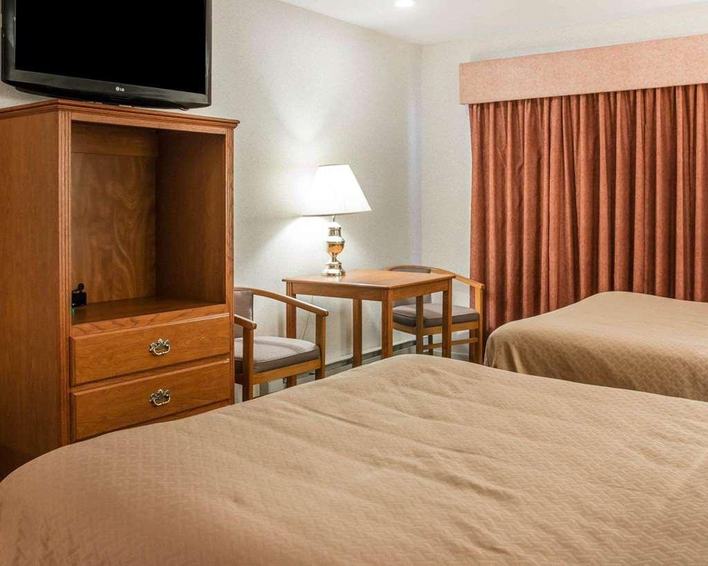 Quality Inn & Suites Mackinaw City Beachfront Phòng bức ảnh