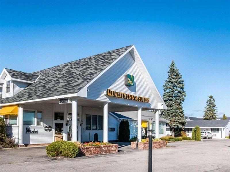 Quality Inn & Suites Mackinaw City Beachfront Ngoại thất bức ảnh
