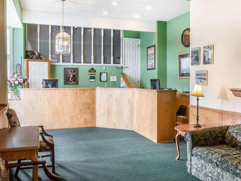 Quality Inn & Suites Mackinaw City Beachfront Ngoại thất bức ảnh
