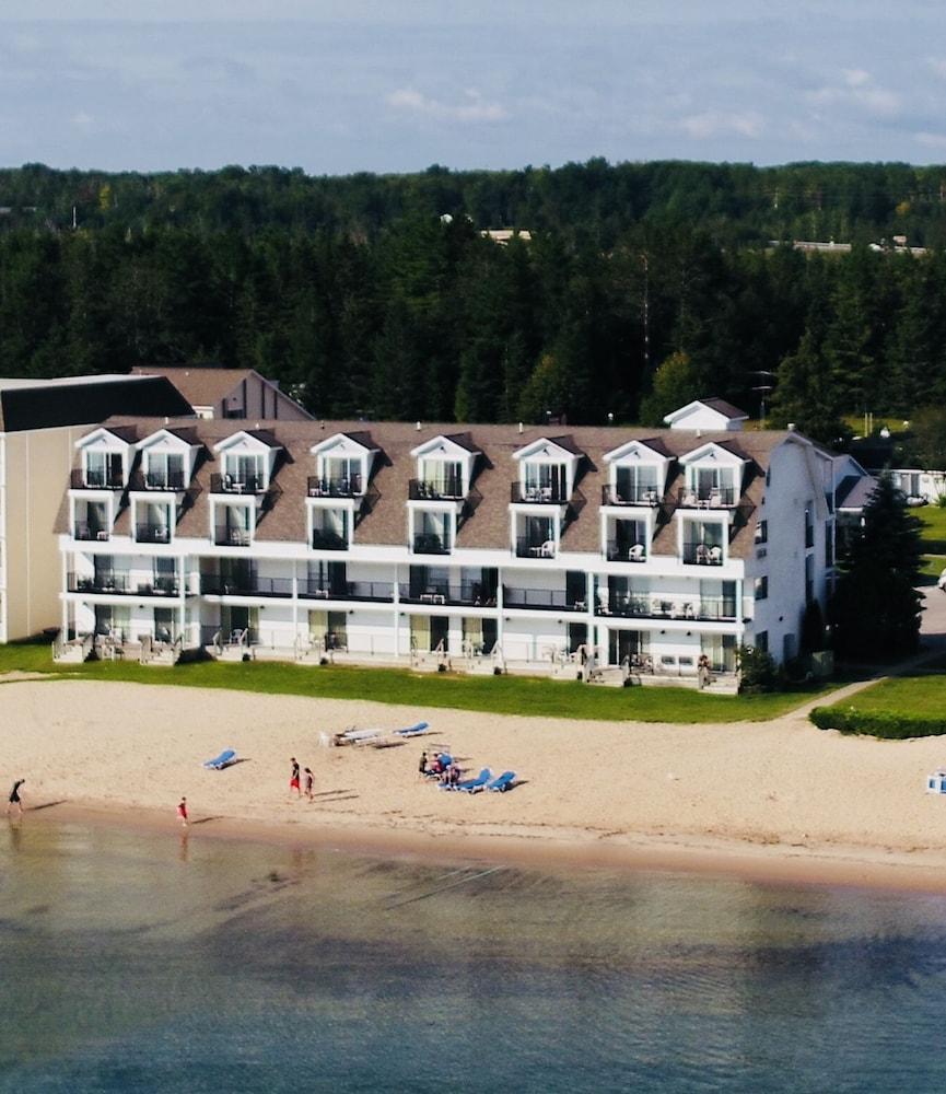 Quality Inn & Suites Mackinaw City Beachfront Ngoại thất bức ảnh
