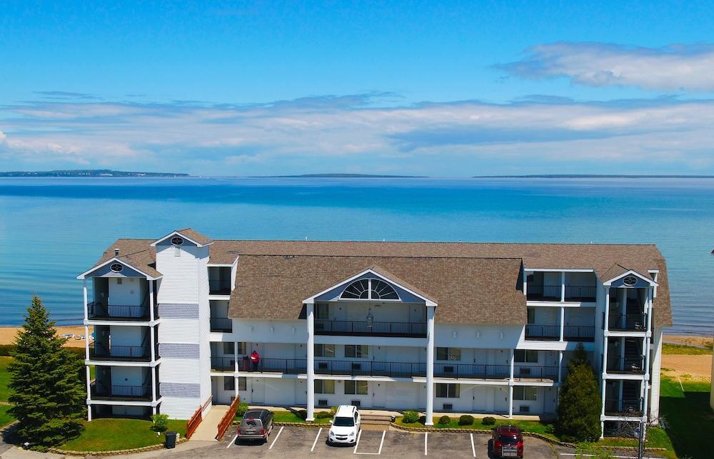 Quality Inn & Suites Mackinaw City Beachfront Ngoại thất bức ảnh