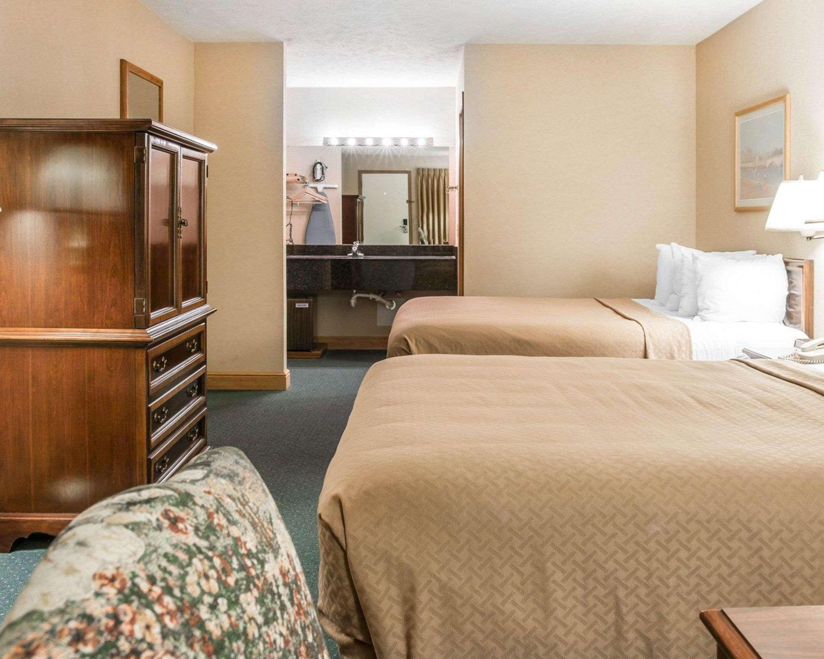 Quality Inn & Suites Mackinaw City Beachfront Ngoại thất bức ảnh