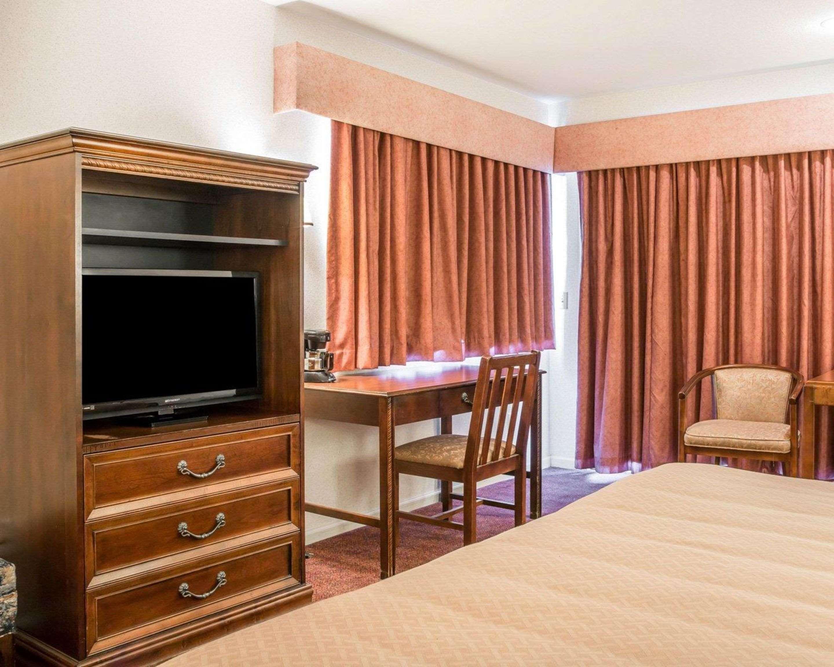 Quality Inn & Suites Mackinaw City Beachfront Ngoại thất bức ảnh