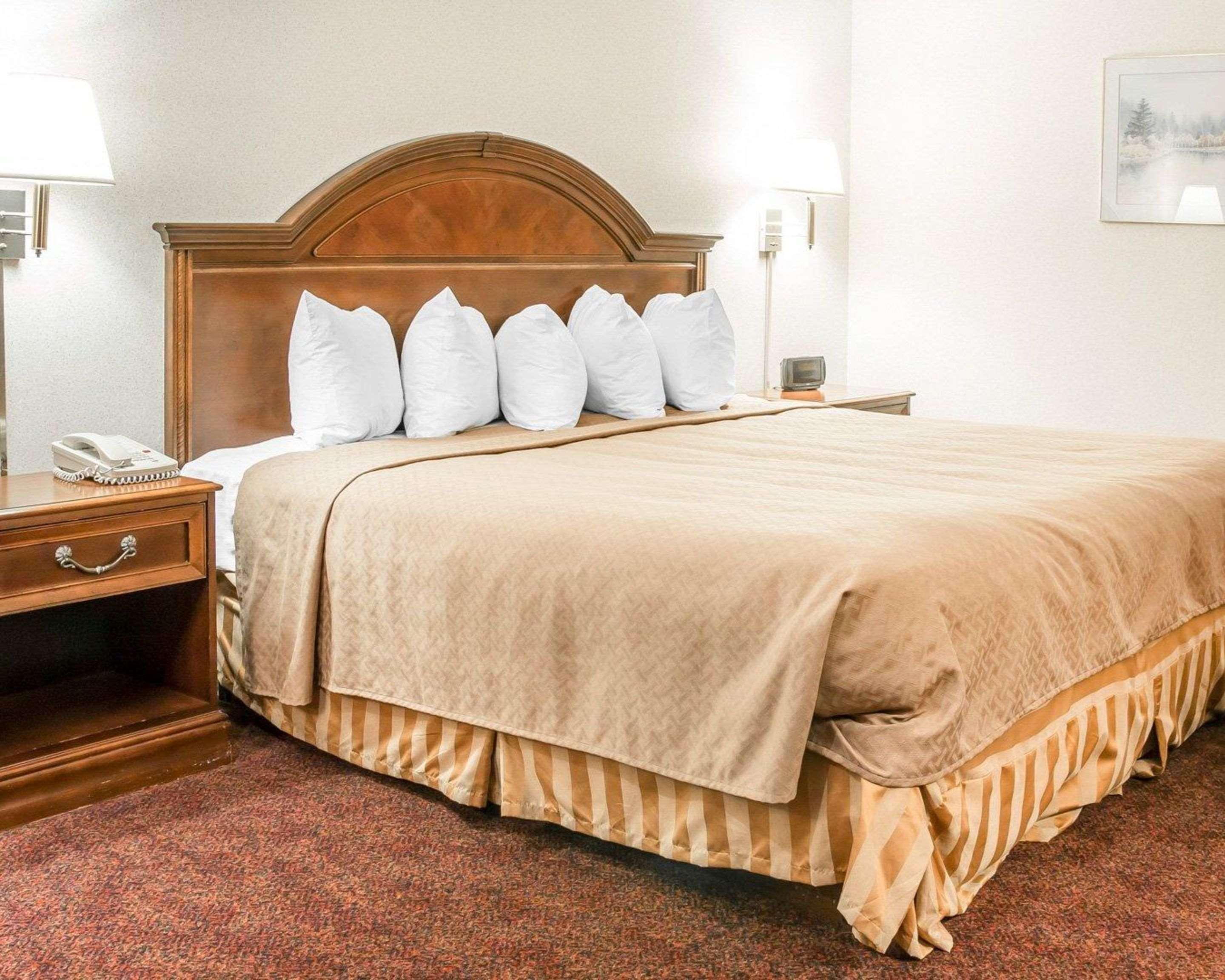 Quality Inn & Suites Mackinaw City Beachfront Ngoại thất bức ảnh