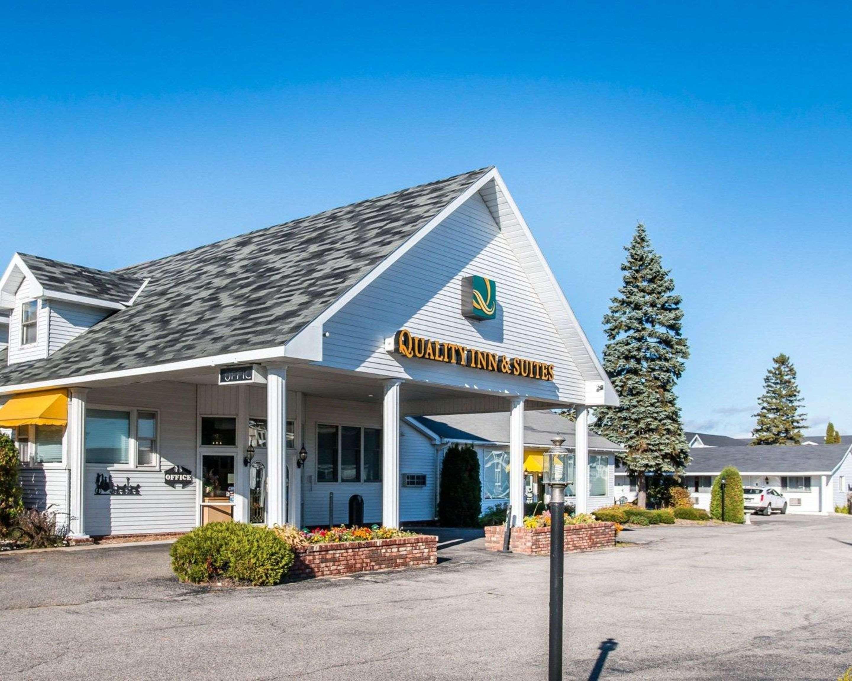 Quality Inn & Suites Mackinaw City Beachfront Ngoại thất bức ảnh