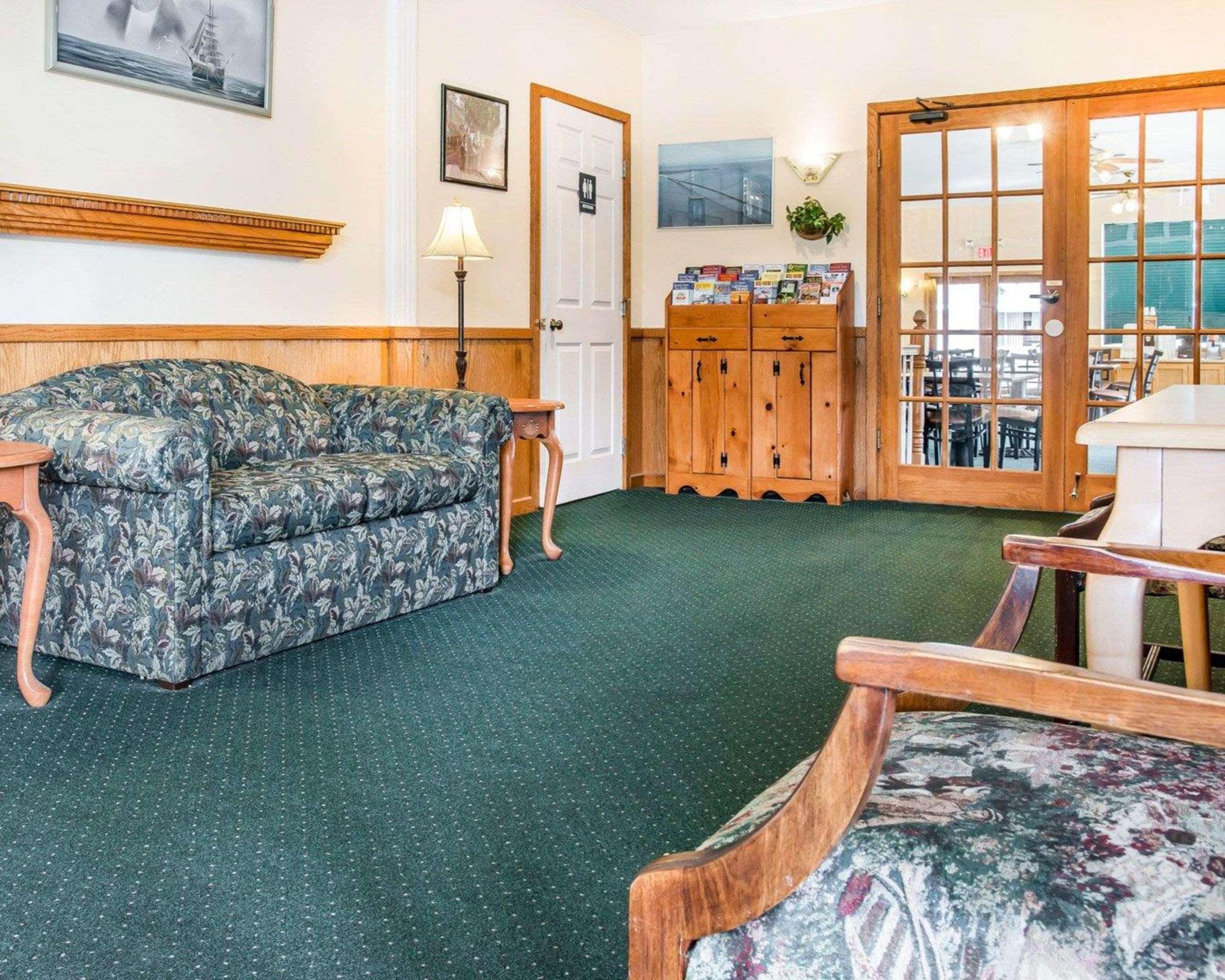 Quality Inn & Suites Mackinaw City Beachfront Ngoại thất bức ảnh
