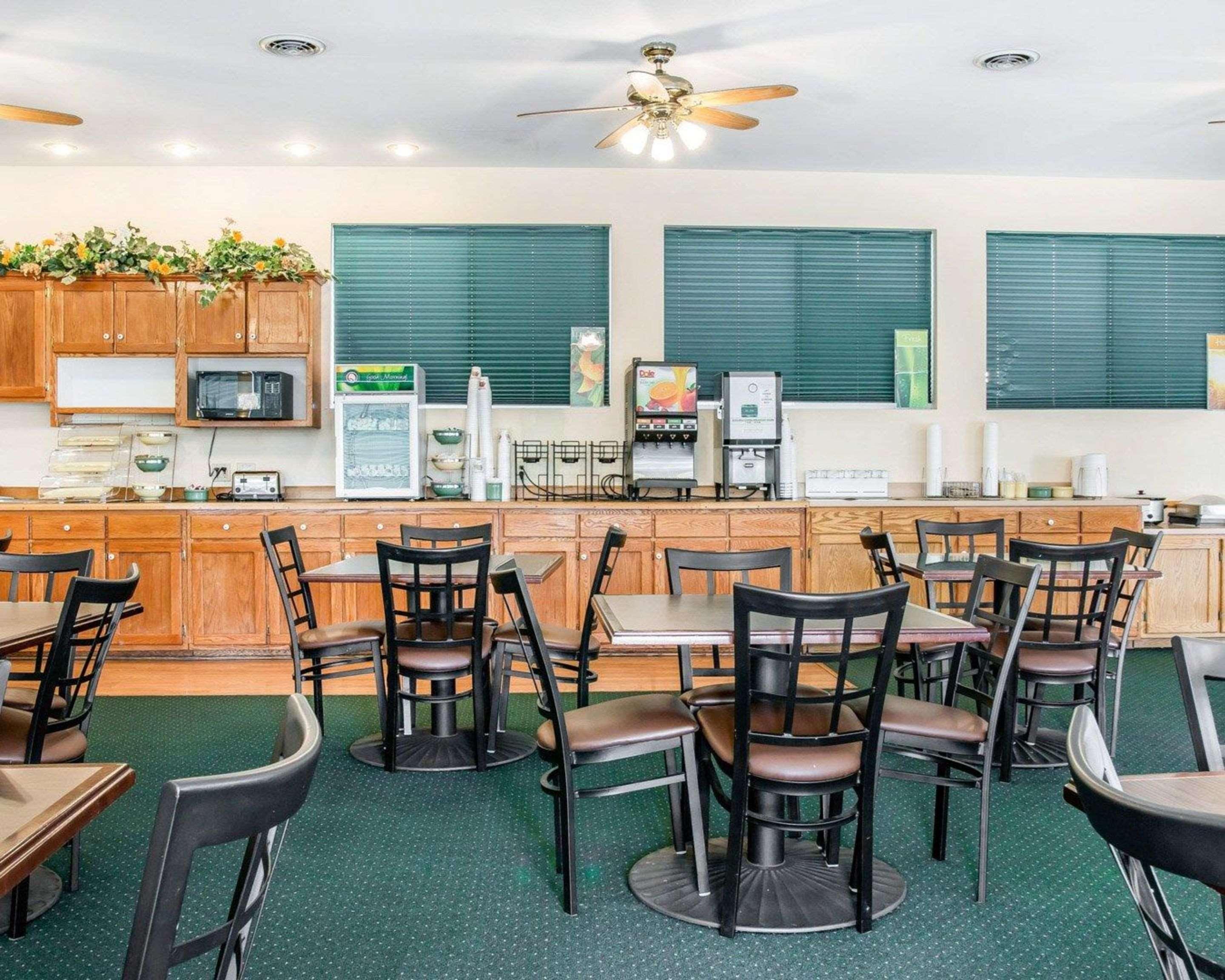 Quality Inn & Suites Mackinaw City Beachfront Ngoại thất bức ảnh