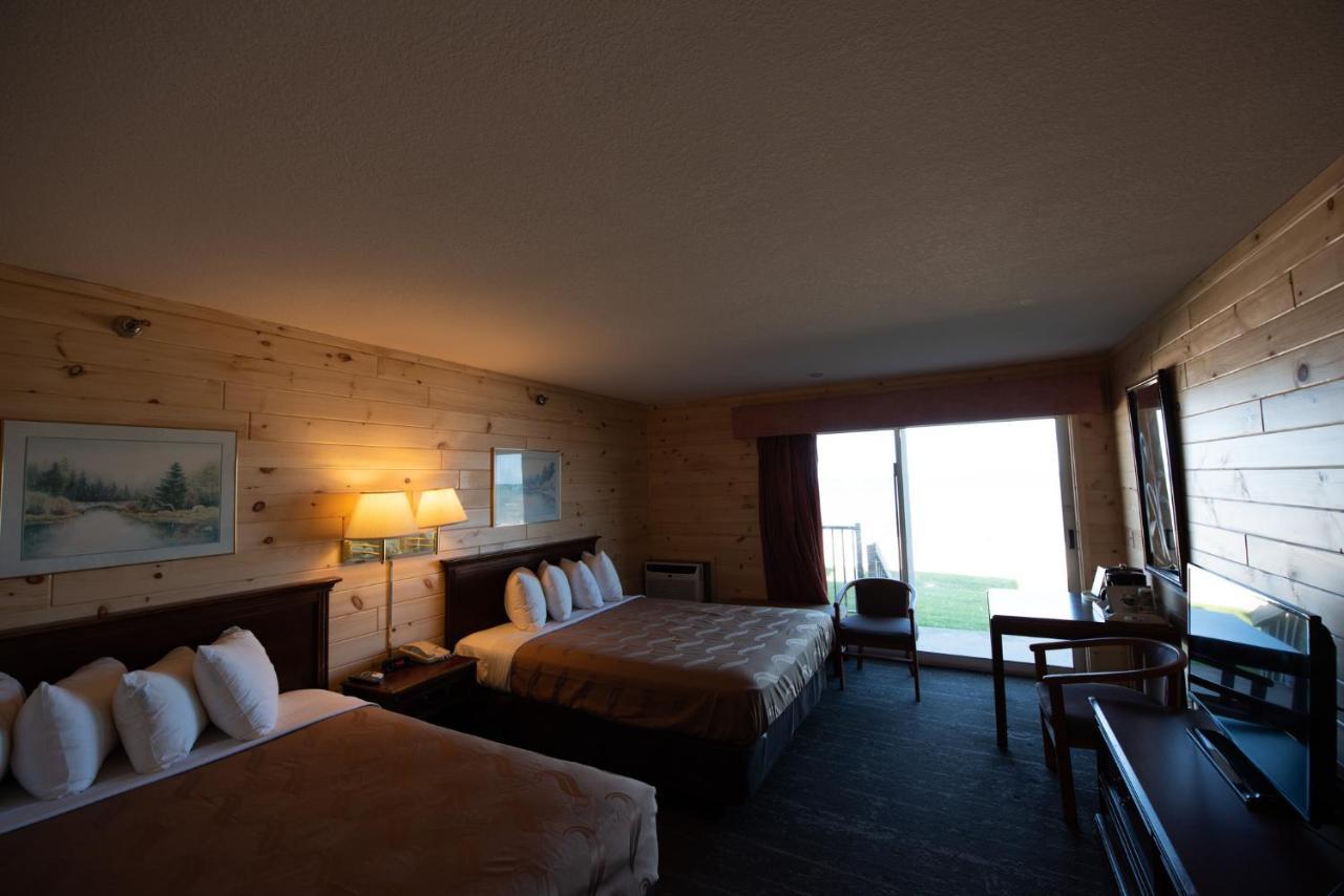 Quality Inn & Suites Mackinaw City Beachfront Ngoại thất bức ảnh