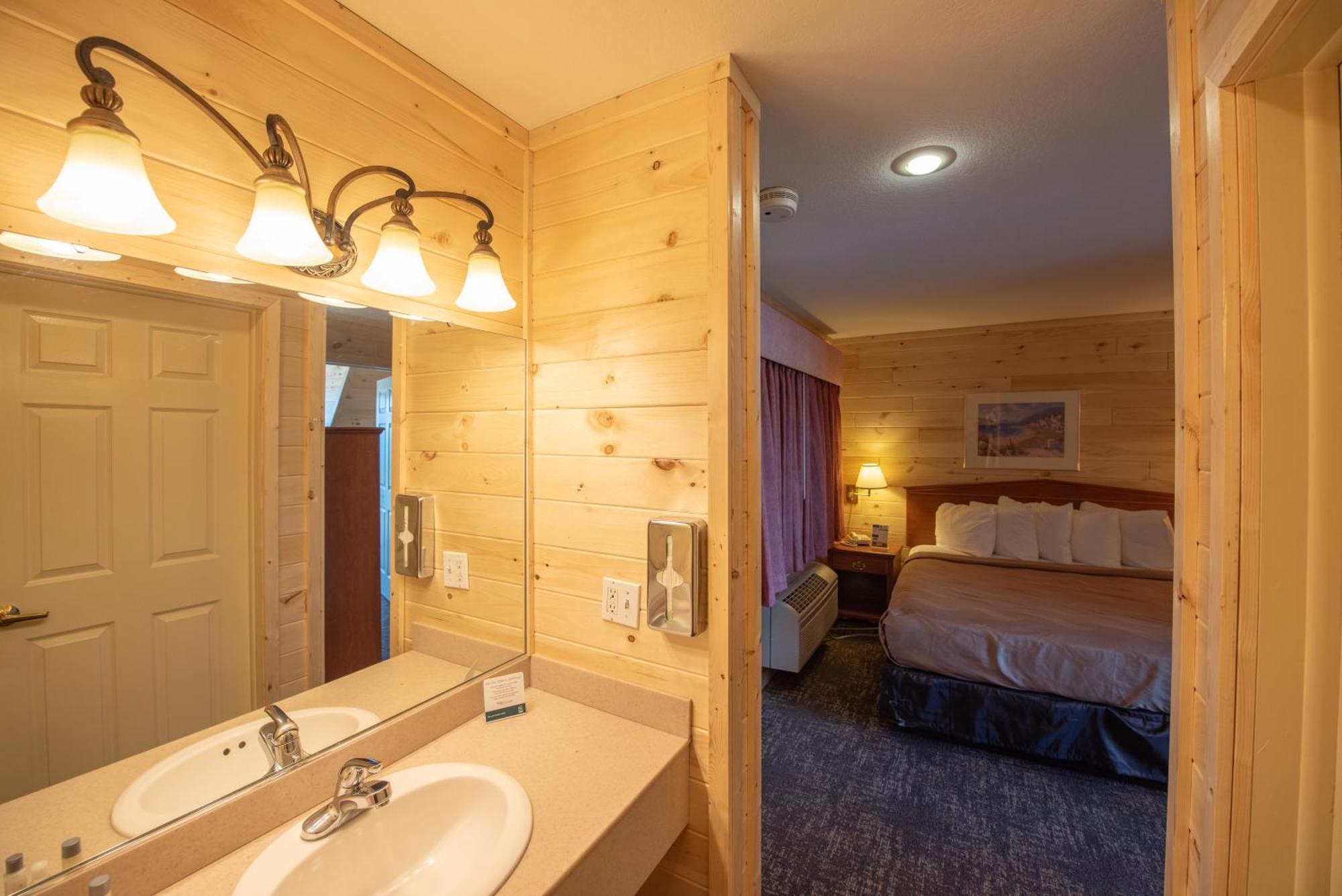 Quality Inn & Suites Mackinaw City Beachfront Ngoại thất bức ảnh