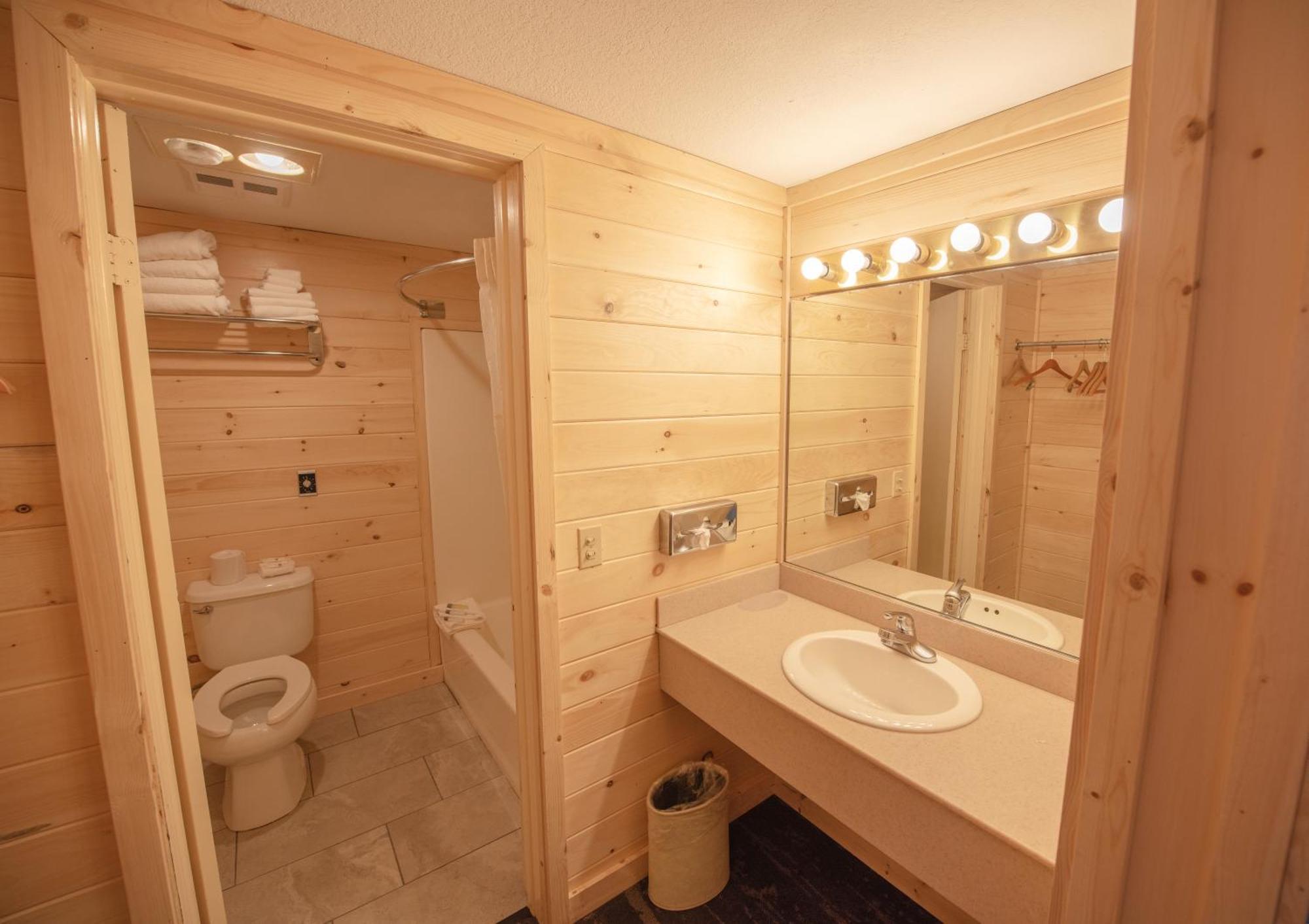 Quality Inn & Suites Mackinaw City Beachfront Ngoại thất bức ảnh