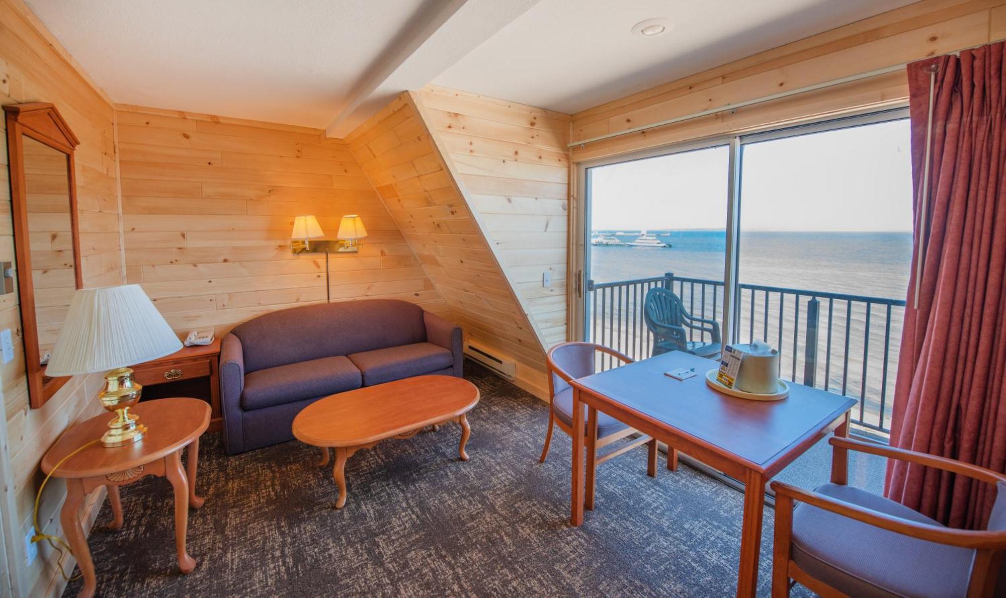 Quality Inn & Suites Mackinaw City Beachfront Ngoại thất bức ảnh