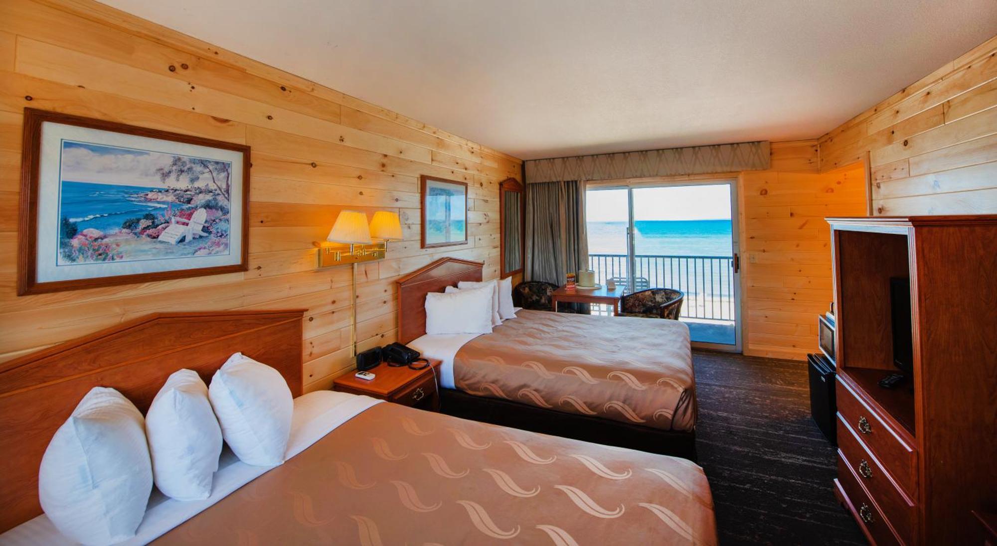 Quality Inn & Suites Mackinaw City Beachfront Ngoại thất bức ảnh