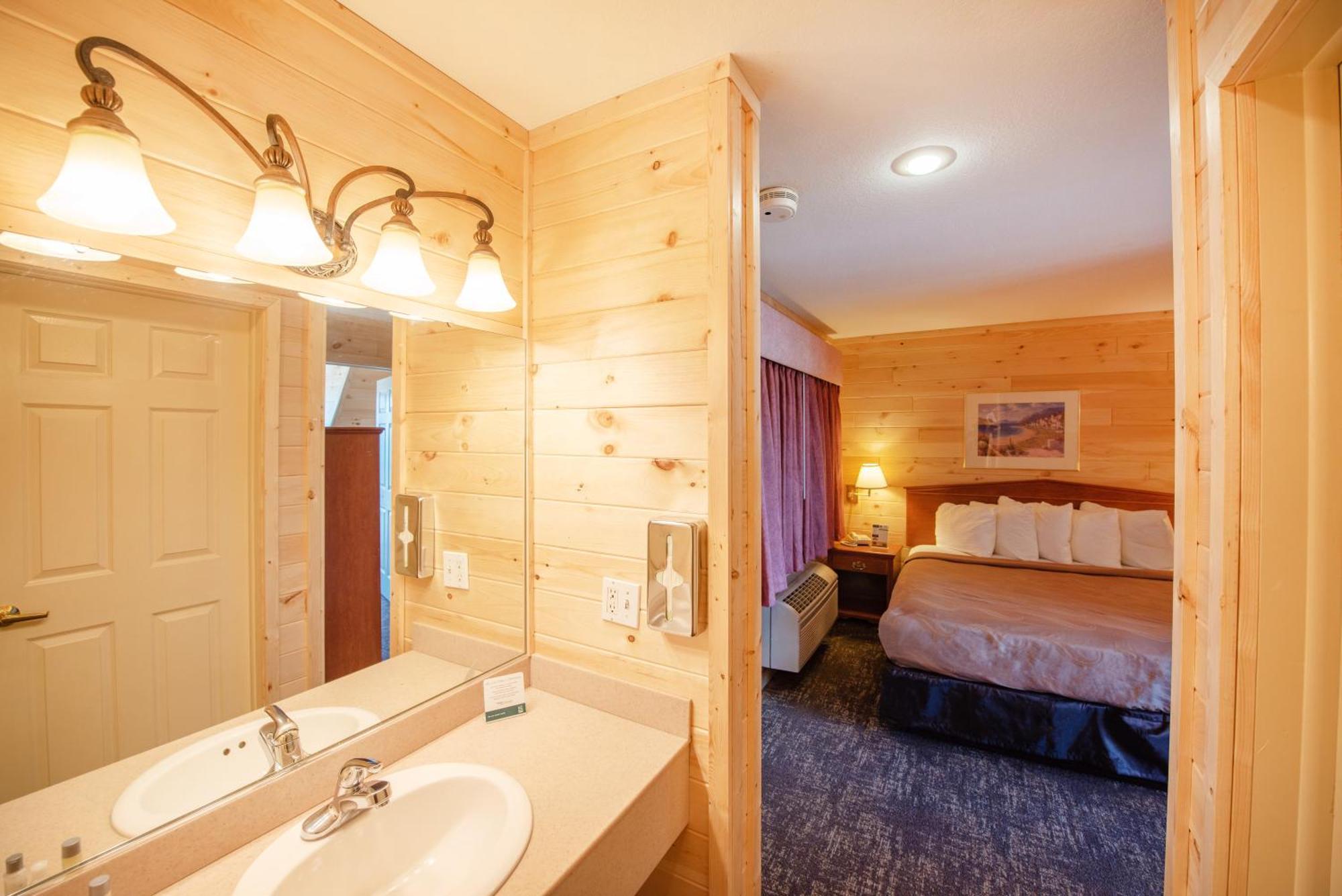 Quality Inn & Suites Mackinaw City Beachfront Ngoại thất bức ảnh