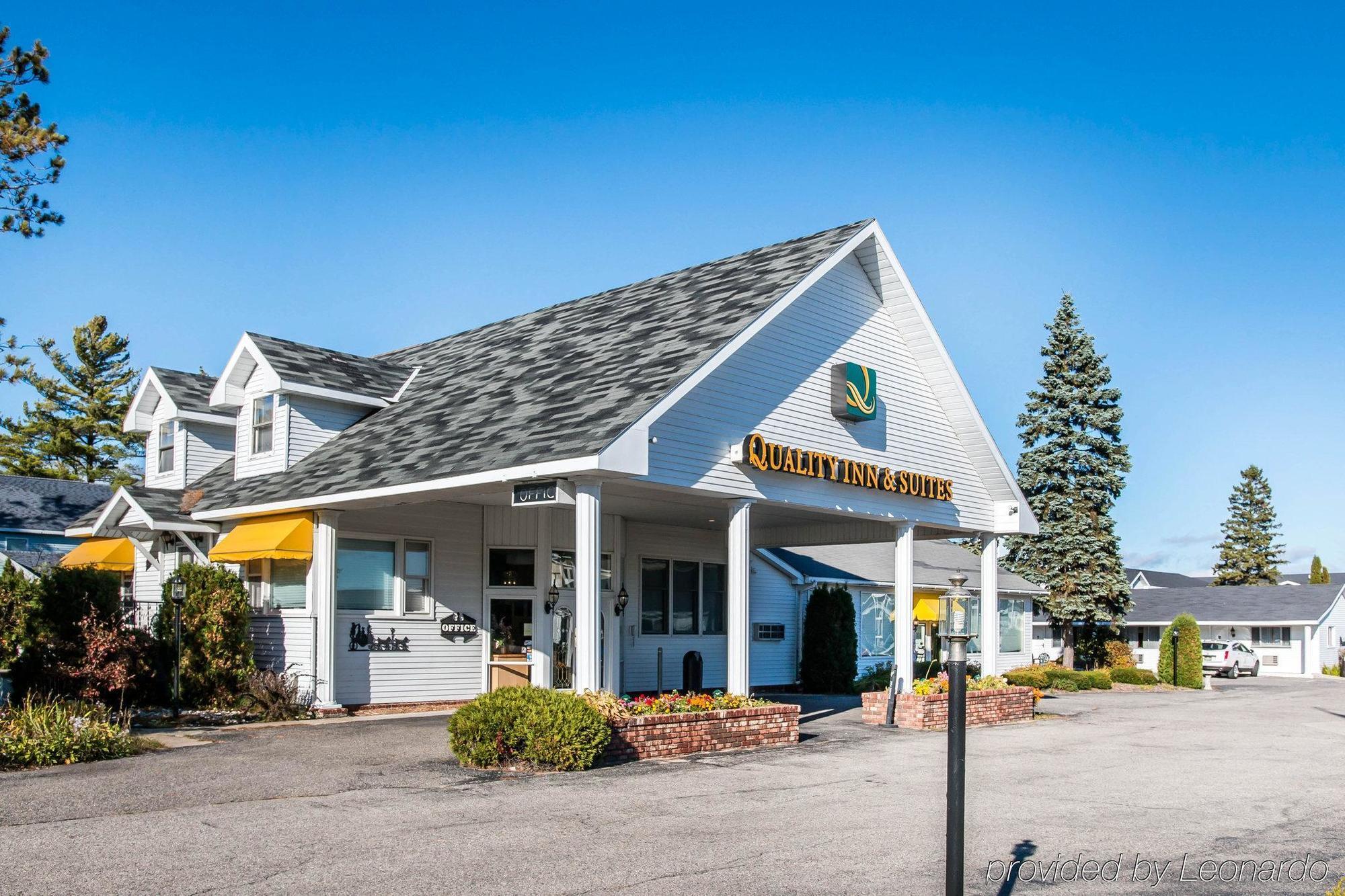 Quality Inn & Suites Mackinaw City Beachfront Ngoại thất bức ảnh