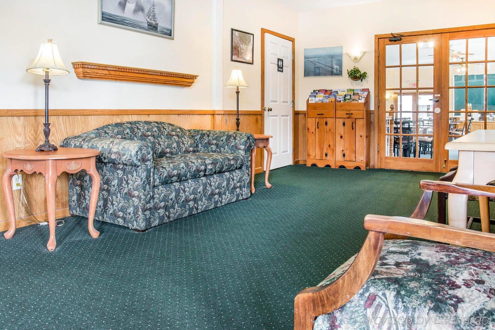 Quality Inn & Suites Mackinaw City Beachfront Ngoại thất bức ảnh