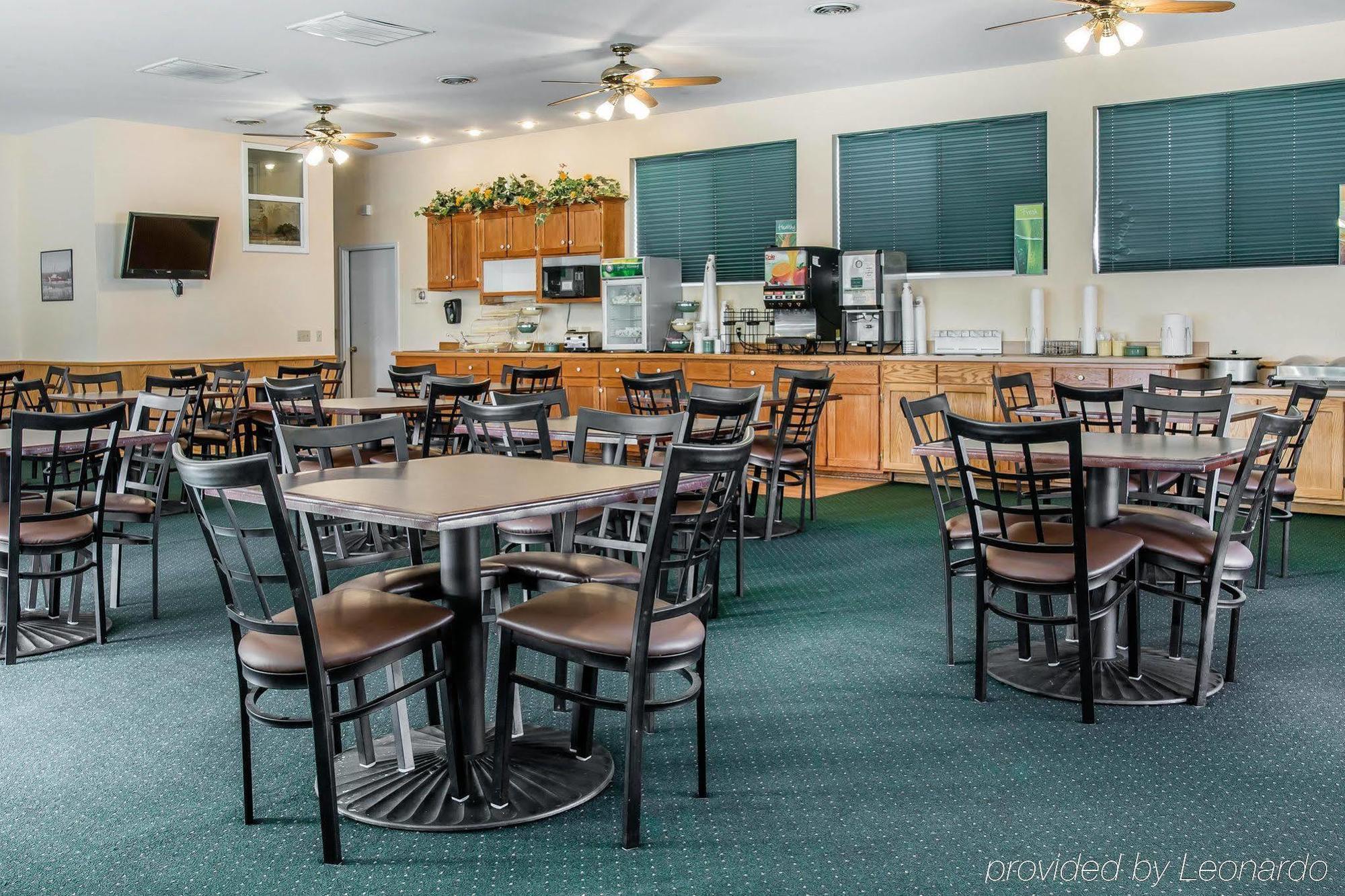 Quality Inn & Suites Mackinaw City Beachfront Ngoại thất bức ảnh