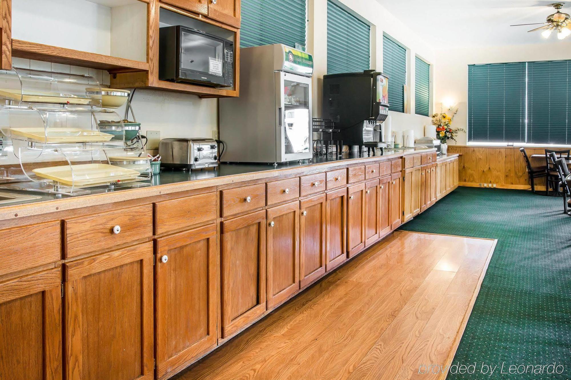 Quality Inn & Suites Mackinaw City Beachfront Ngoại thất bức ảnh