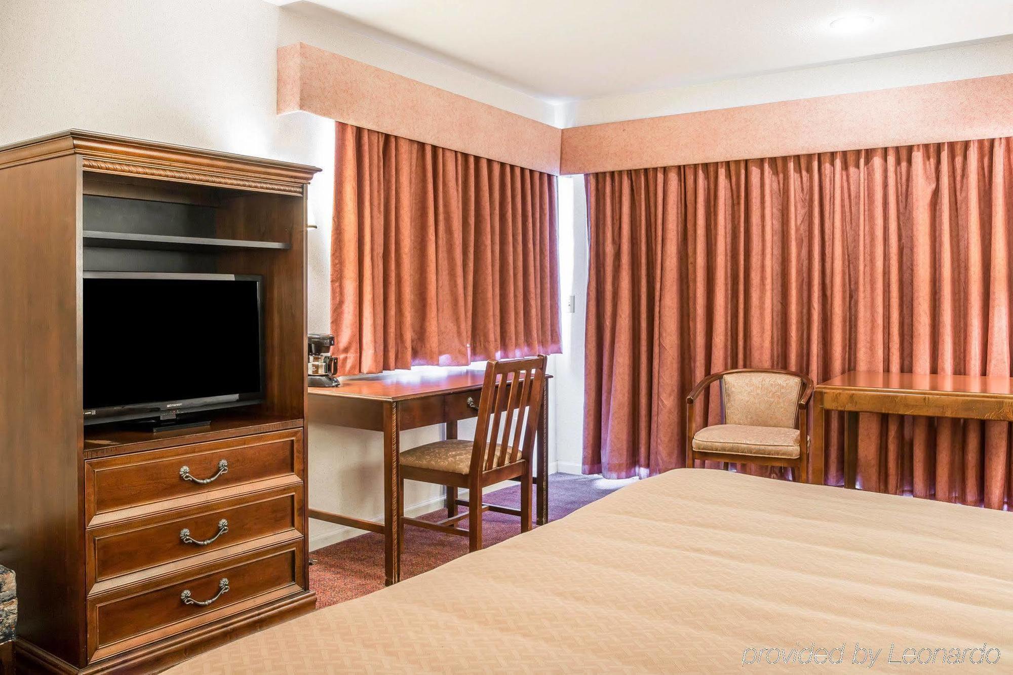 Quality Inn & Suites Mackinaw City Beachfront Ngoại thất bức ảnh
