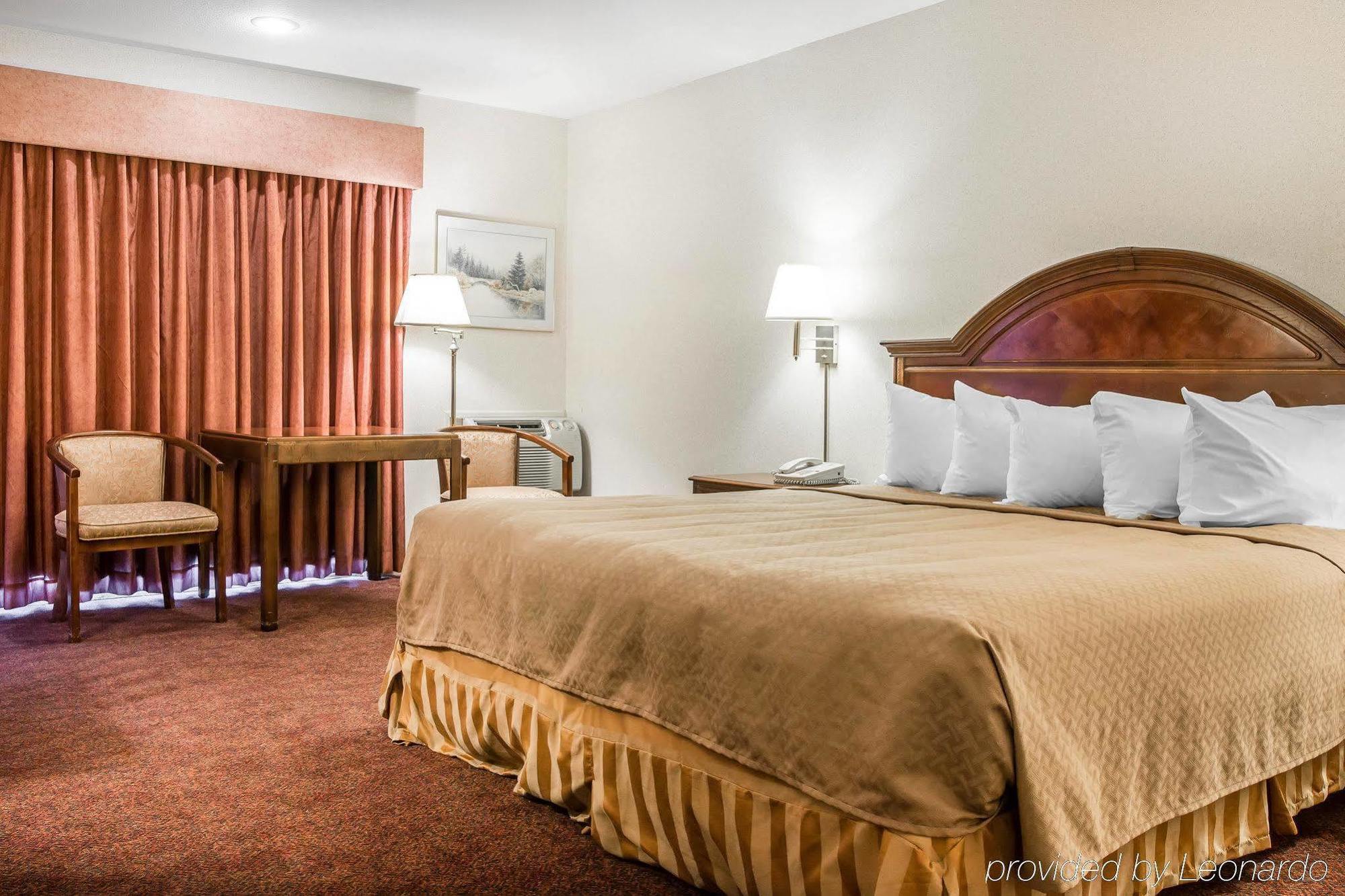 Quality Inn & Suites Mackinaw City Beachfront Ngoại thất bức ảnh