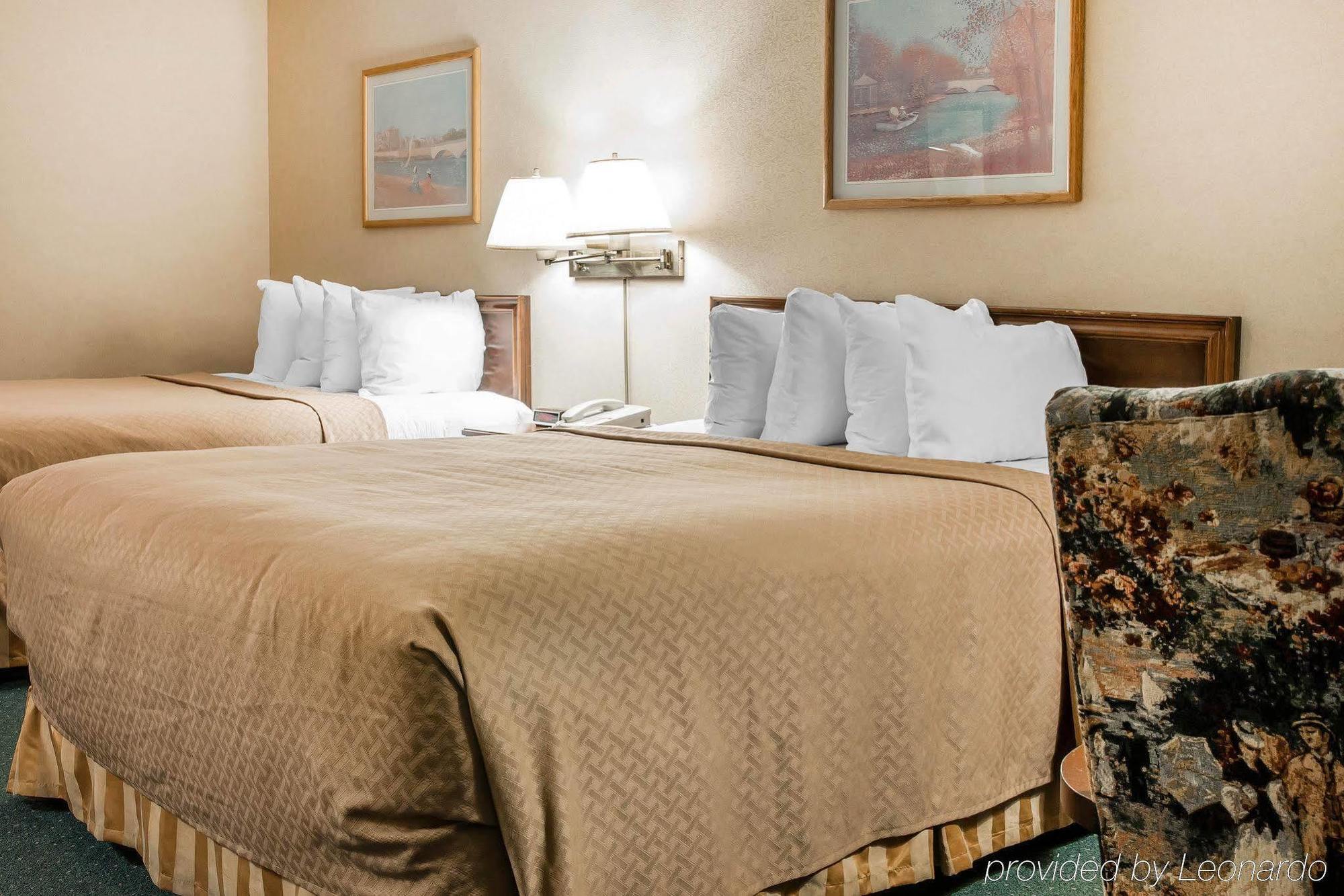 Quality Inn & Suites Mackinaw City Beachfront Ngoại thất bức ảnh