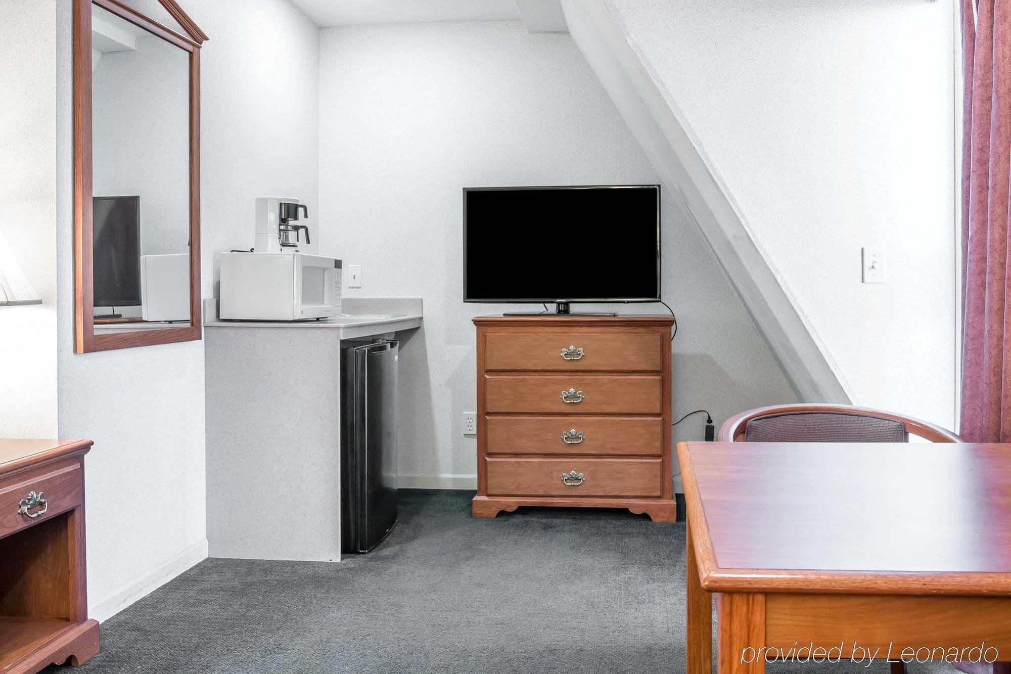 Quality Inn & Suites Mackinaw City Beachfront Ngoại thất bức ảnh
