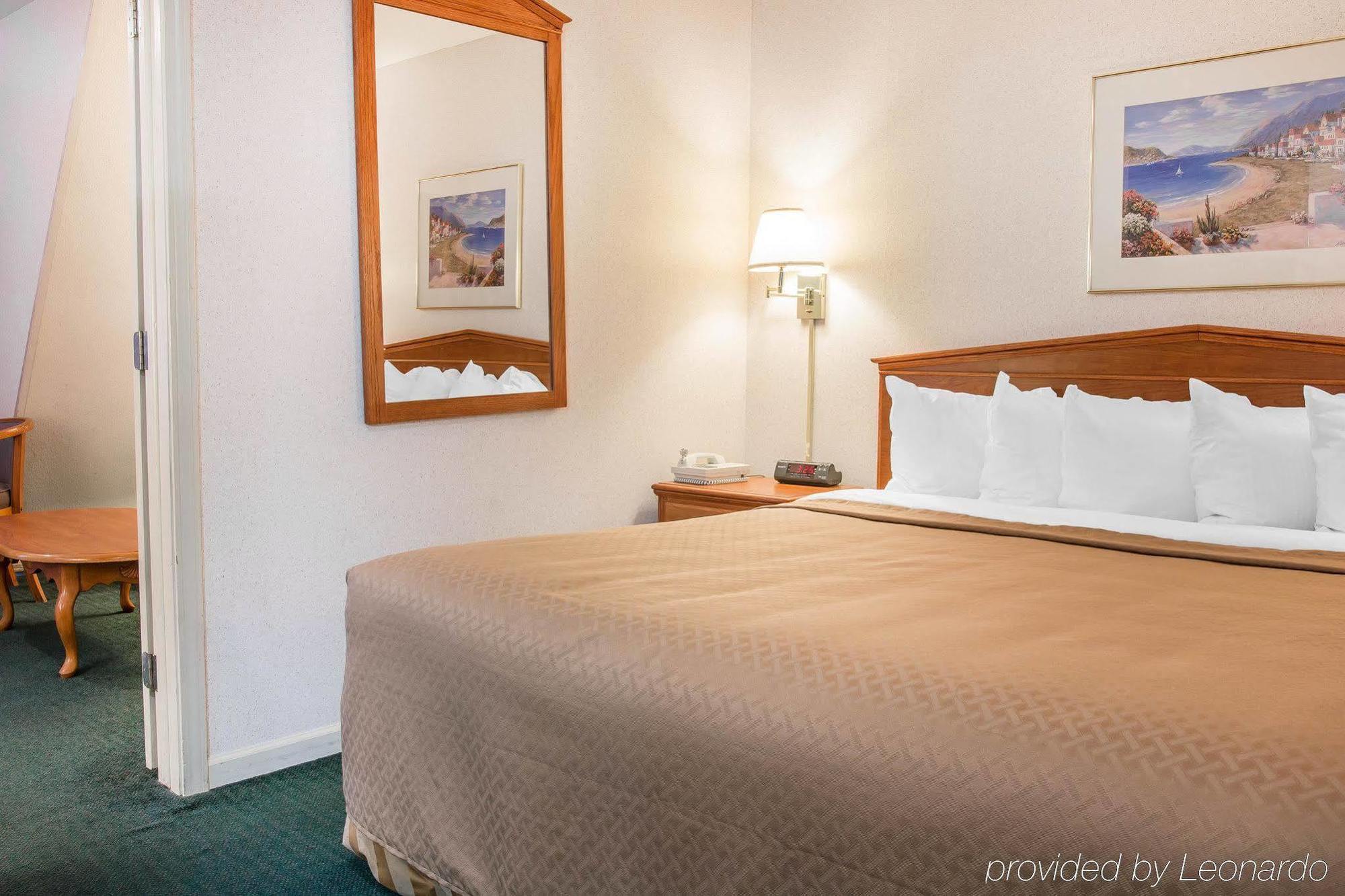 Quality Inn & Suites Mackinaw City Beachfront Ngoại thất bức ảnh