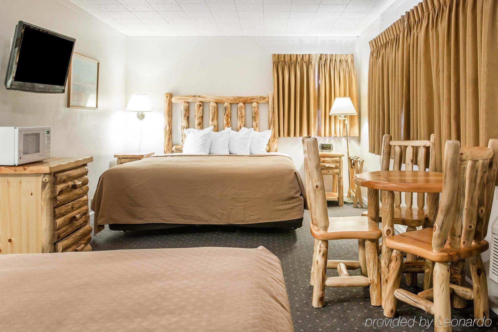Quality Inn & Suites Mackinaw City Beachfront Ngoại thất bức ảnh