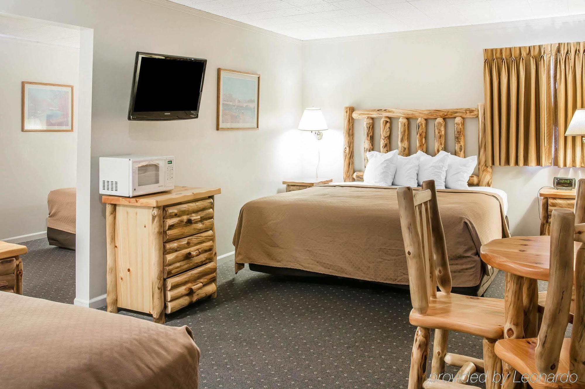 Quality Inn & Suites Mackinaw City Beachfront Ngoại thất bức ảnh
