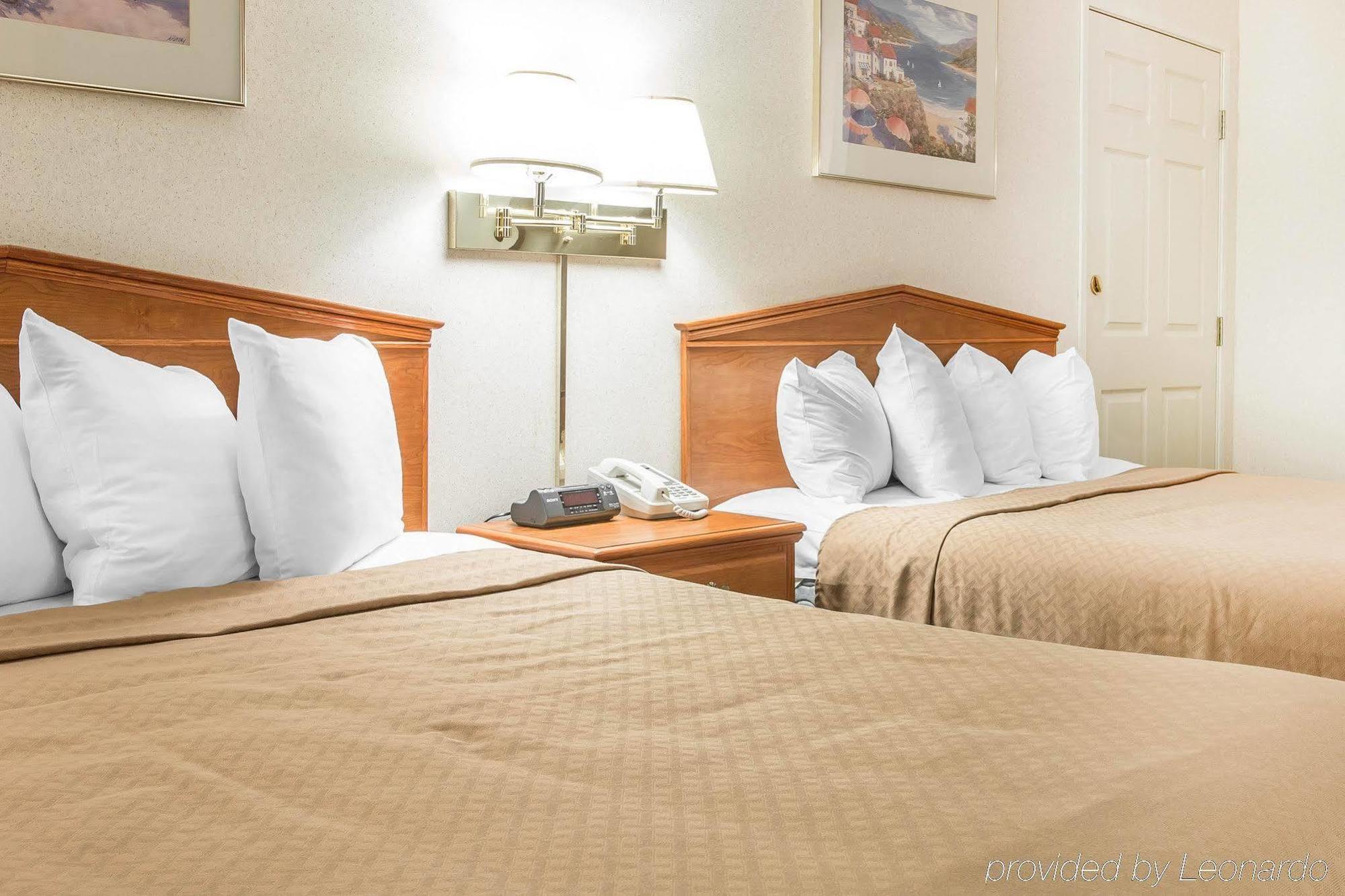 Quality Inn & Suites Mackinaw City Beachfront Ngoại thất bức ảnh