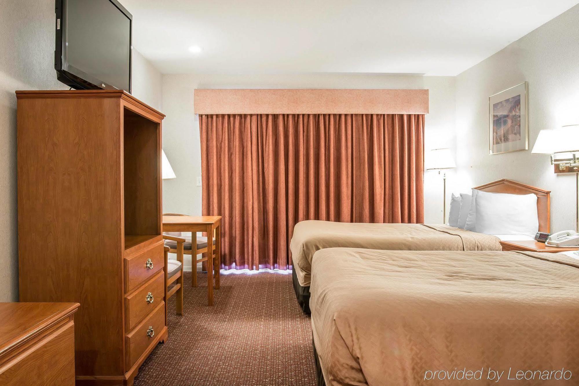 Quality Inn & Suites Mackinaw City Beachfront Ngoại thất bức ảnh