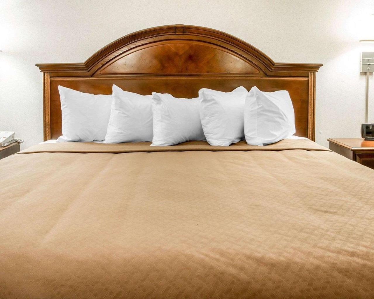 Quality Inn & Suites Mackinaw City Beachfront Ngoại thất bức ảnh